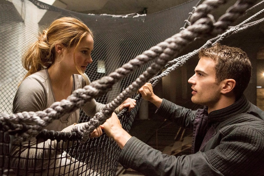 فیلم «ناهمتا»(divergent) با بازی شی لین وودلی و تئو جیمز